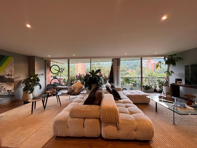 Apartamento de 2 alcobas en venta en El Poblado, Medellín, 150 m² · foto 2 de 20