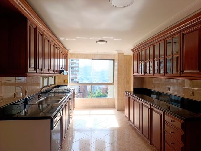 Apartamento de 4 alcobas en arriendo en El Poblado, Medellín, 300 m² · foto 3 de 17
