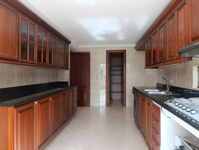 Apartamento de 4 alcobas en arriendo en El Poblado, Medellín, 300 m² · foto 4 de 17