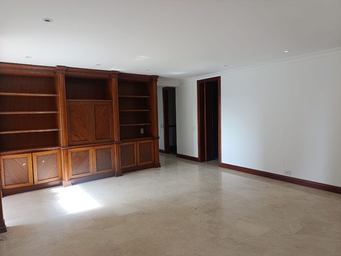 Apartamento de 4 alcobas en arriendo en El Poblado, Medellín, 300 m² · foto 11 de 17