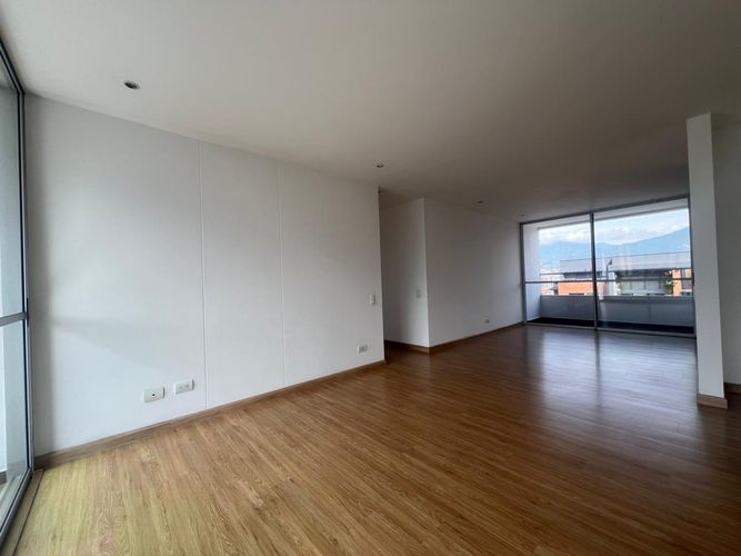 Apartamento de 3 alcobas en arriendo en Loma Benedictinos, Envigado, 143 m² · foto 4 de 19