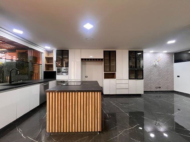 Casa de 3 alcobas en arriendo en Loma El Atravesado, Envigado, 347 m² · foto 3 de 20