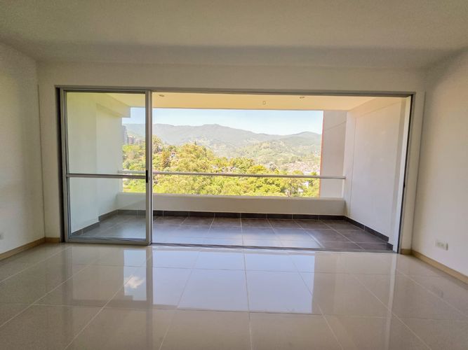 Apartamento de 3 alcobas en venta en Loma De Las Brujas, Envigado, 128 m² · foto 2 de 18