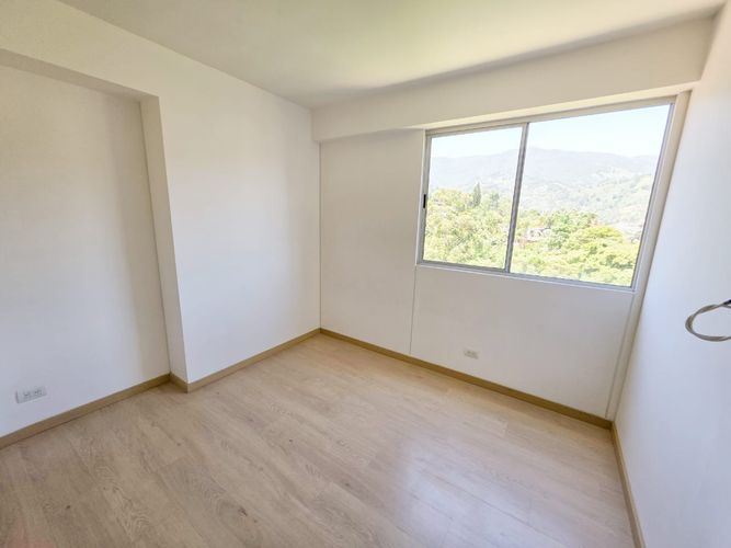 Apartamento de 3 alcobas en venta en Loma De Las Brujas, Envigado, 128 m² · foto 14 de 18