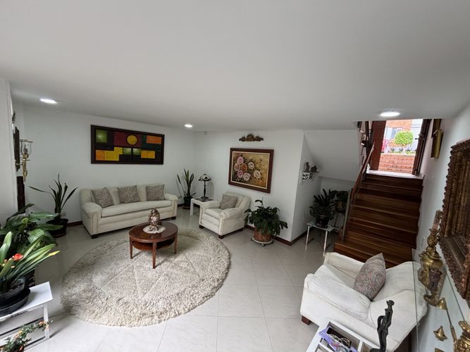 Casa de 3 alcobas en venta en Casa Blanca, Bogotá, 137 m² · foto 2 de 14