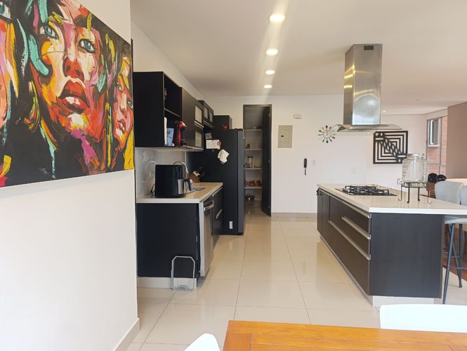 Apartamento de 3 alcobas en venta en El Poblado, Medellín, 250 m² · foto 5 de 18