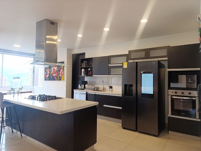 Apartamento de 3 alcobas en venta en El Poblado, Medellín, 250 m² · foto 6 de 18