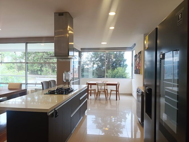Apartamento de 3 alcobas en venta en El Poblado, Medellín, 250 m² · foto 7 de 18