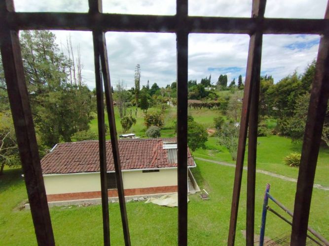 Casa de 5 alcobas en arriendo en Hojas Anchas, Guarne, 285 m² · foto 13 de 14