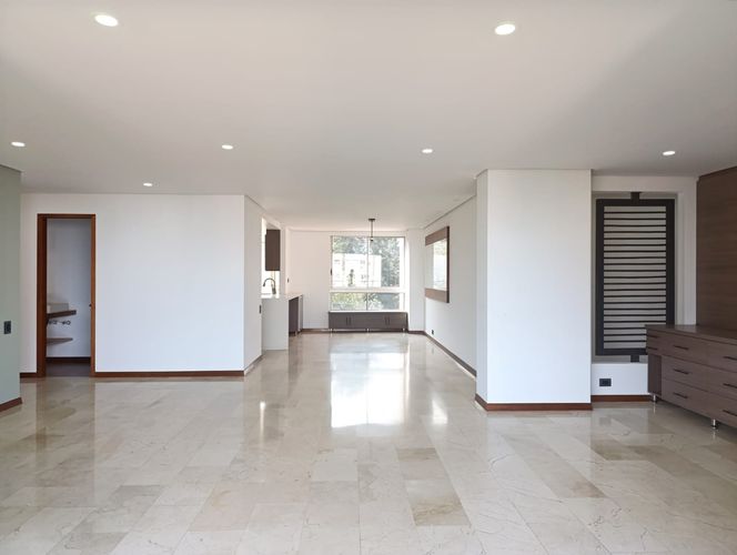 Apartamento de 3 alcobas en arriendo en El Poblado, Medellín, 220 m² · foto 4 de 17