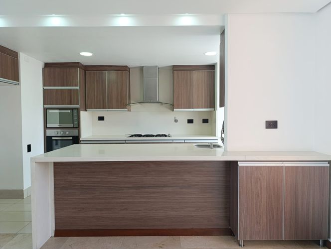 Apartamento de 3 alcobas en arriendo en El Poblado, Medellín, 220 m² · foto 5 de 17