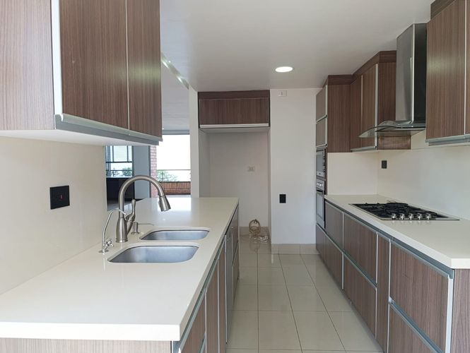 Apartamento de 3 alcobas en arriendo en El Poblado, Medellín, 220 m² · foto 6 de 17