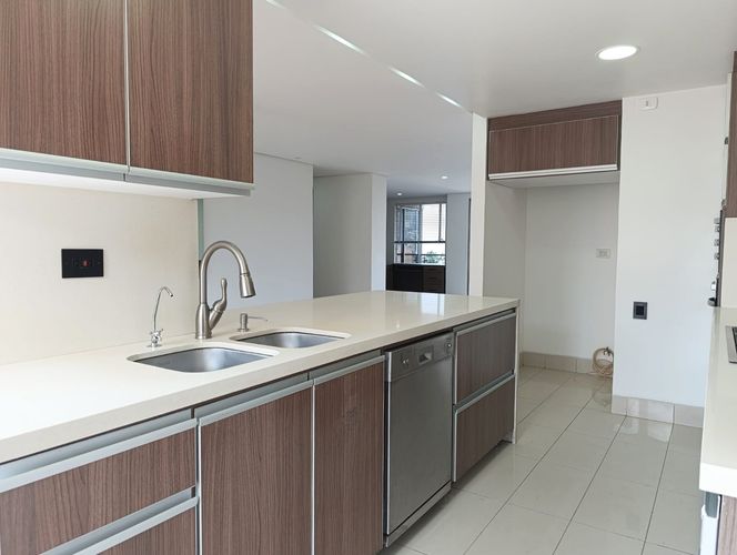 Apartamento de 3 alcobas en arriendo en El Poblado, Medellín, 220 m² · foto 7 de 17