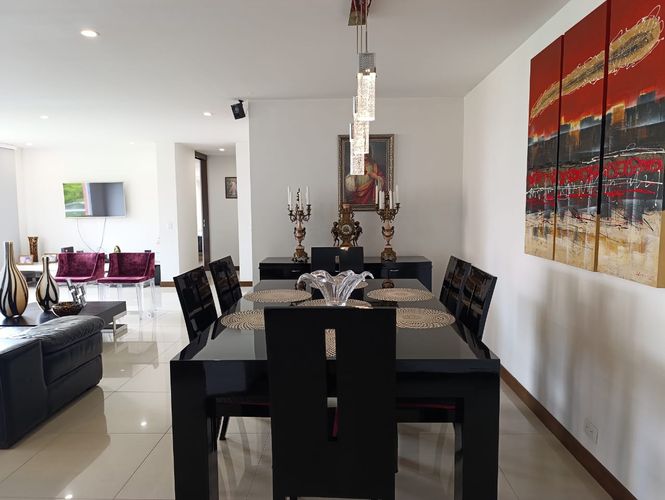 Apartamento de 2 alcobas en venta en El Poblado, Medellín, 146 m² · foto 2 de 18