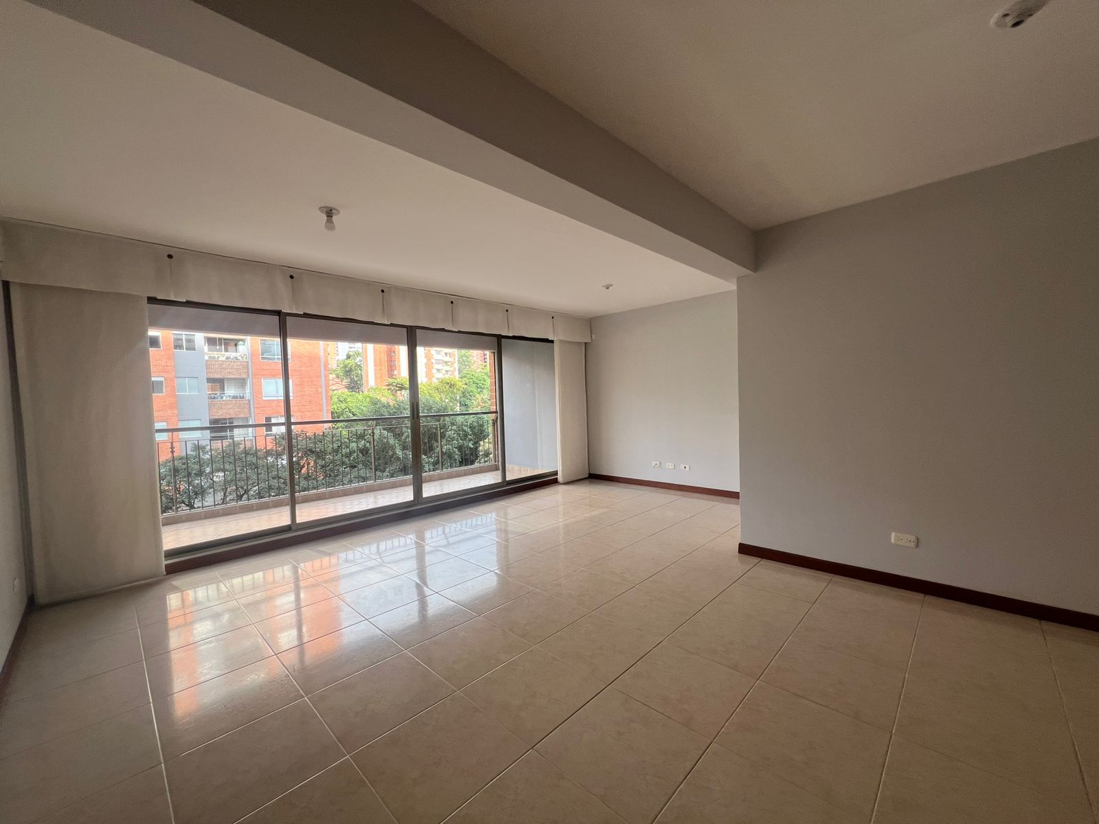 Apartamento en arriendo en Loma Benedictinos, Envigado · foto 3 de 16