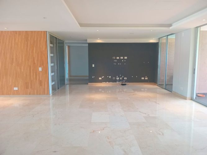 Apartamento de 3 alcobas en arriendo en El Poblado, Medellín, 220 m² · foto 2 de 19