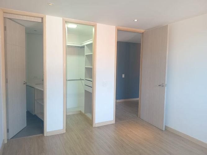 Apartamento de 3 alcobas en arriendo en El Poblado, Medellín, 220 m² · foto 12 de 19