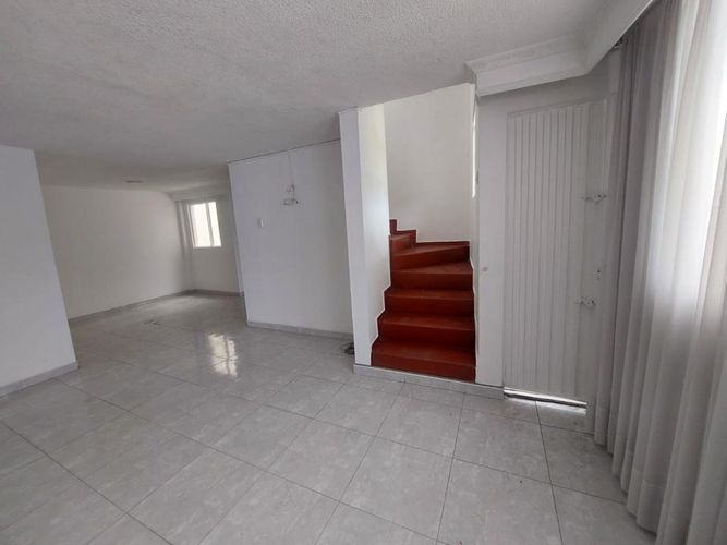 Casa de 8 alcobas en venta en Ospina Perez, Bogotá, 269 m² · foto 2 de 24