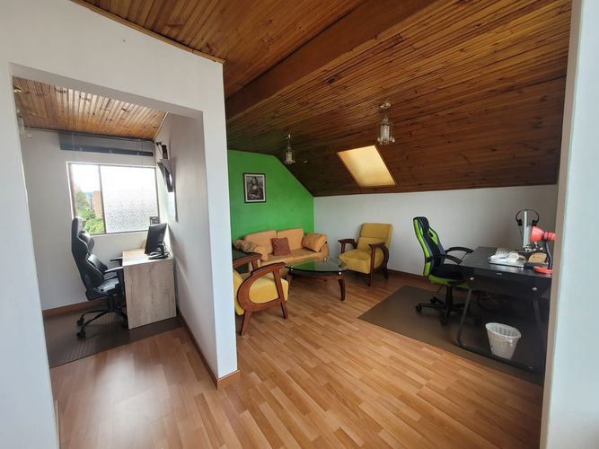 Casa de 6 alcobas en venta en Cerros De Suba, Bogotá, 221 m² · foto 2 de 24