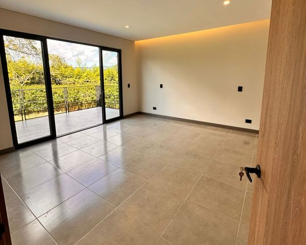 Casa de 3 alcobas en venta en Guamito, La Ceja, 303 m² · foto 2 de 10