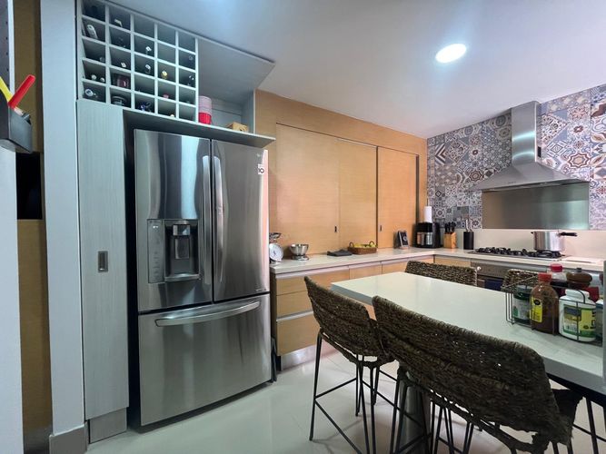 Apartamento de 3 alcobas en arriendo en El Poblado, Medellín, 189 m² · foto 5 de 17
