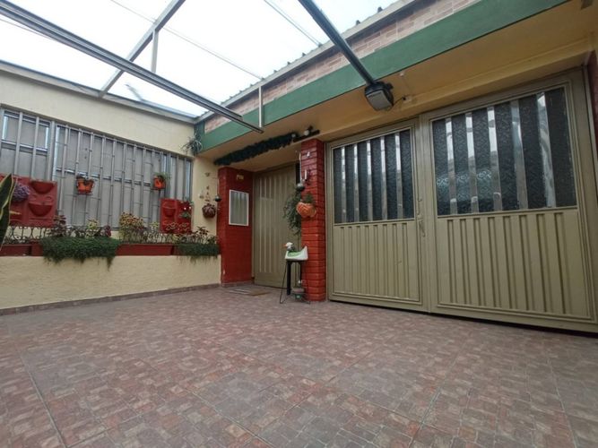 Casa de 8 alcobas en venta en Campin, Bogotá, 345 m² · foto 2 de 24