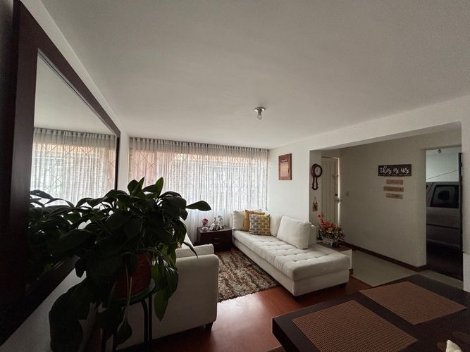 Casa de 12 alcobas en venta en Santa Teresa, Bogotá, 241 m² · foto 2 de 24