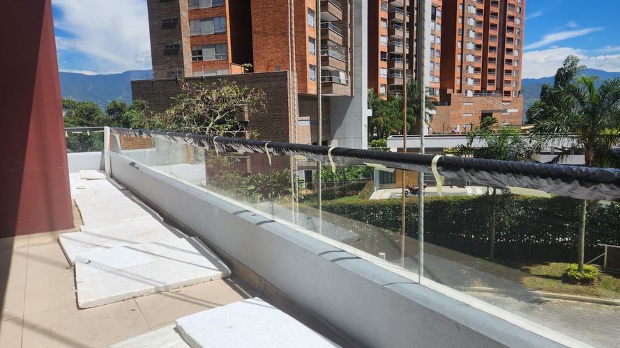 Apartamento de 2 alcobas en venta en Loma De Las Brujas, Envigado, 81 m² · foto 2 de 18