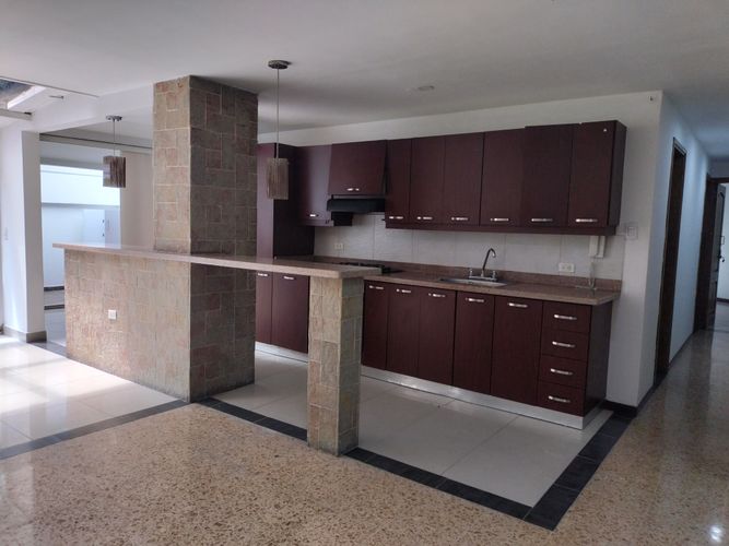 Apartamento de 3 alcobas en venta en El Poblado, Medellín, 125 m² · foto 3 de 19