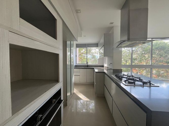 Apartamento de 3 alcobas en arriendo en El Poblado, Medellín, 154 m² · foto 3 de 16