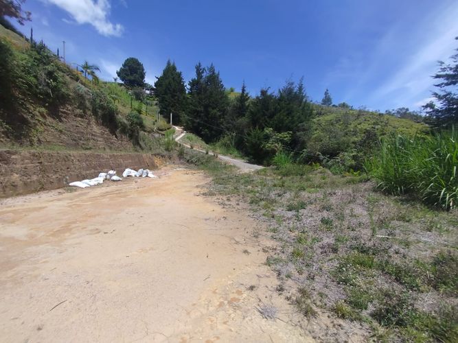 Lote en venta en Chaparral, Guarne, 3500 m² · foto 3 de 12