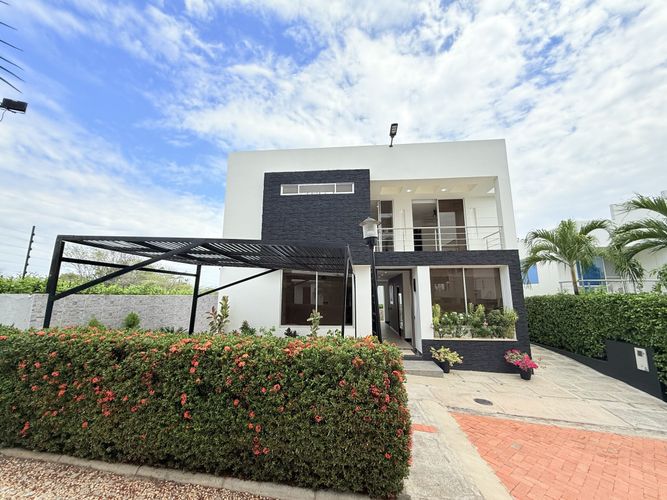 Casa de 5 alcobas en venta en Centro, Girardot, 287 m² · foto 2 de 24