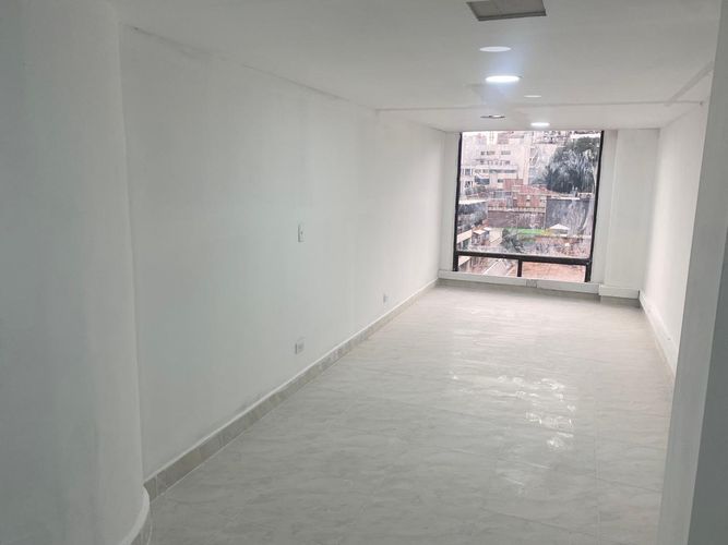 Oficina en arriendo en El Poblado, Medellín, 30 m² · foto 2 de 10