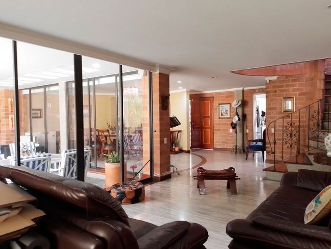 Casa de 4 alcobas en venta en El Poblado, Medellín, 257 m² · foto 2 de 18