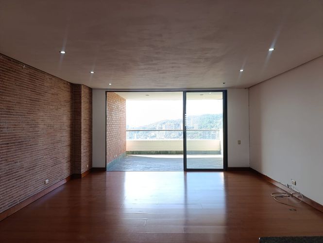 Apartamento de 3 alcobas en arriendo en El Poblado, Medellín, 230 m² · foto 3 de 18