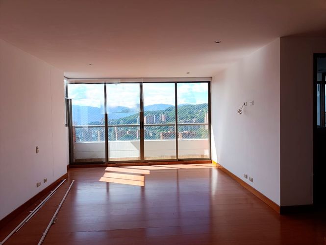 Apartamento de 3 alcobas en arriendo en El Poblado, Medellín, 230 m² · foto 2 de 18