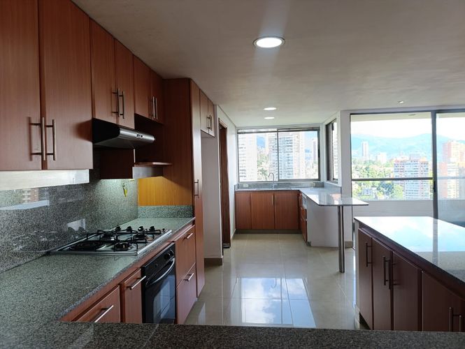 Apartamento de 3 alcobas en arriendo en El Poblado, Medellín, 230 m² · foto 6 de 18