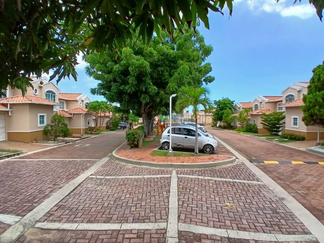 Casa de 5 alcobas en venta en Cr.La Castellana, Barranquilla, 416 m² · foto 2 de 24