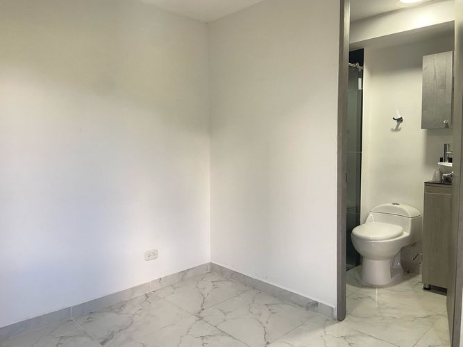Apartamento de 3 alcobas en venta en Tres Esquinas, Sabaneta, 55 m² · foto 17 de 20