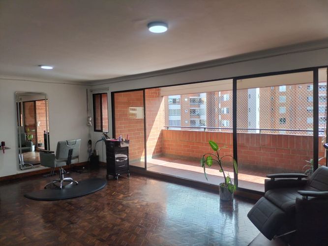 Apartamento de 3 alcobas en venta en El Poblado, Medellín, 212 m² · foto 1 de 19