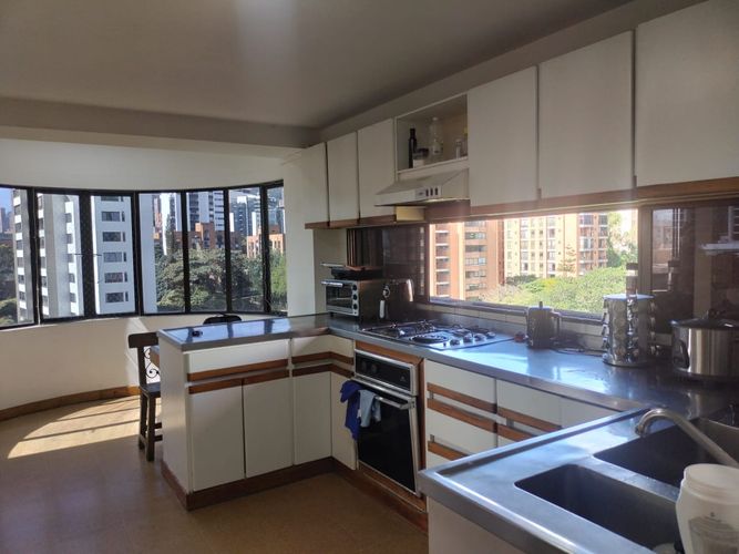 Apartamento de 3 alcobas en venta en El Poblado, Medellín, 212 m² · foto 9 de 19