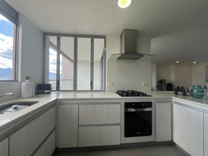 Apartamento de 2 alcobas en arriendo en El Poblado, Medellín, 98 m² · foto 8 de 17