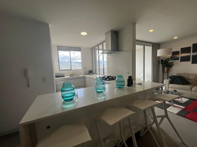 Apartamento de 2 alcobas en arriendo en El Poblado, Medellín, 98 m² · foto 6 de 17
