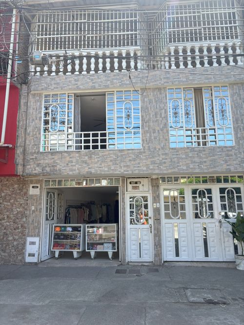 Casa de 8 alcobas en venta en Las Acacias, Cali, 280 m² · foto 2 de 24