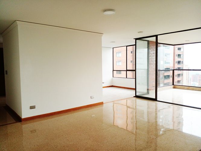 Apartamento de 3 alcobas en venta en El Poblado, Medellín, 150 m² · foto 2 de 19