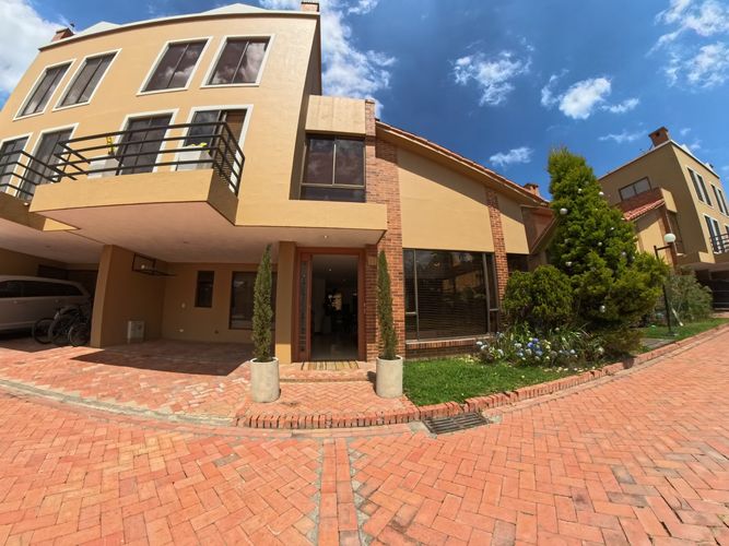 Casa de 4 alcobas en venta en Laura Vicuña, Chía, 330 m² · foto 2 de 20