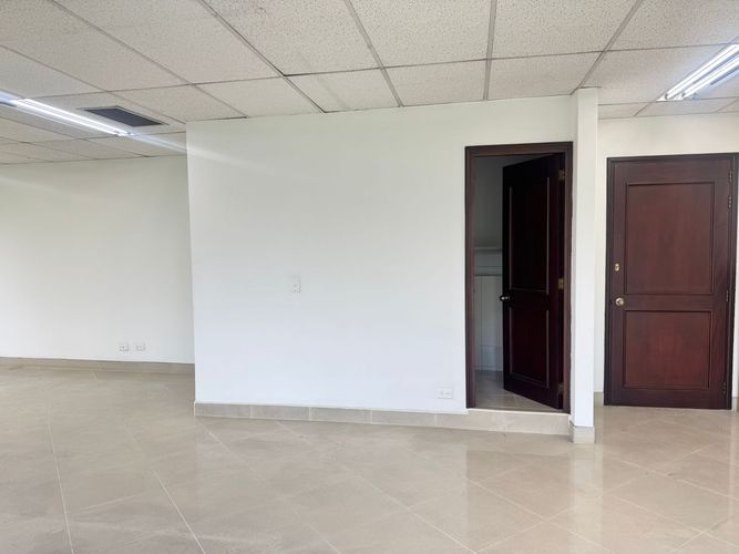 Oficina en arriendo en Patio Bonito, Medellín, 66 m² · foto 3 de 9
