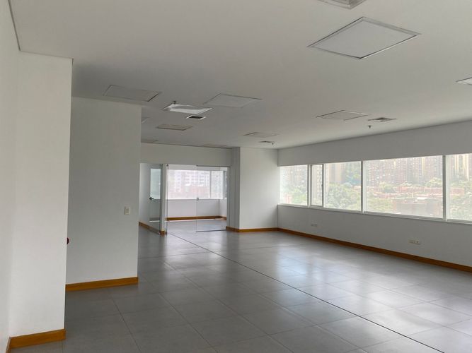 Oficina en arriendo en El Poblado, Medellín, 106 m² · foto 4 de 9