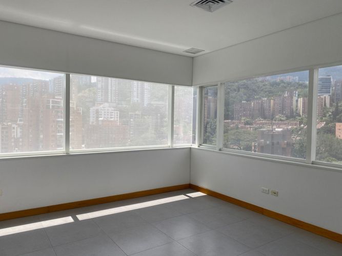 Oficina en arriendo en El Poblado, Medellín, 106 m² · foto 3 de 9