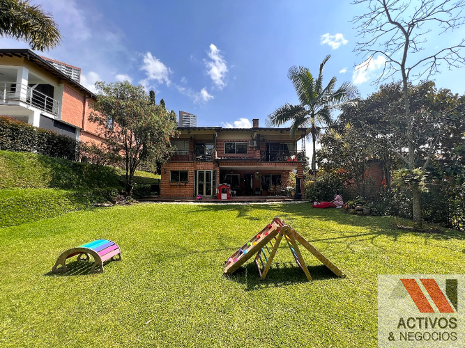 Casa de 4 alcobas en venta en Los Naranjos, Medellín, 1000 m² · foto 8 de 24